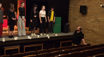 Dramaťáci z brodské ZUŠky balí kostýmy a kulisy na celostátní přehlídku ve Svitavách