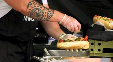 Festival vína a jídla v Bzenci nabídl i stavění máje