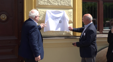 Na budově gymnázia odhalili desku profesoru Borůvkovi