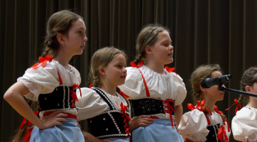 Děti z nejrůznějších kroužků popřály maminkám