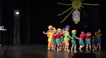 Děti si pro rodiče připravily představení ke Dni matek