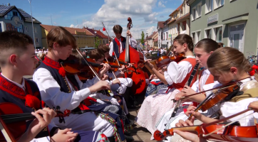 Kunovicemi projelo 29 koňských povozů