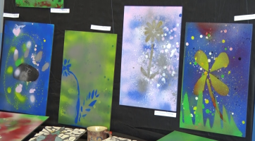 Výstava představuje tvorbu žáků hodonínského Střediska volného času