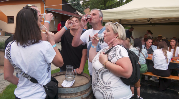 Derflanské otevřené sklepy hostily skupinky milovníků výborného vína