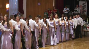 Polonéza na májovém Rodičovském plese se letos v Dolním Němčí tančila už podruhé