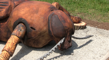 Ve veselském parku přibyla socha krasce dubového, ten ji možná osídlí