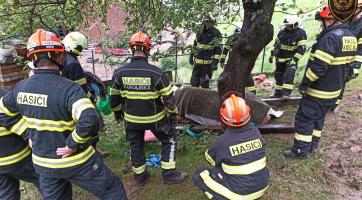 Kráva se ocitla v nesnázích, z bláta jí museli pomáhat hasiči