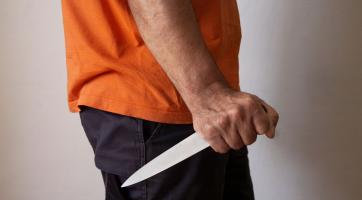 Opilá žena v Otrokovicích ubodala nožem svého přítele. Hrozí jí 18 let za mřížemi