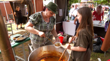Na Tillichově náměstí lidem chutnaly daňčí, zaječí, hovězí a jelení guláše 