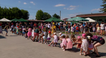 Školáci se připravovali na dva měsíce volna a vyrazili Hurá na prázdniny