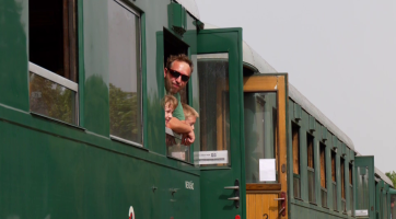 Místo parní lokomotivy přivedl historickou soupravu Velký hektor