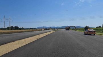 Část stavebních prací na výstavbě dálnice D49 mezi Hulínem a Fryštákem se zastavila