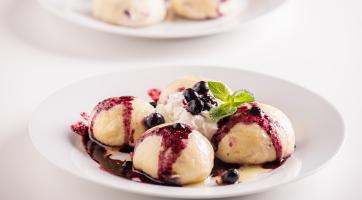 Osvědčená letní klasika: kynuté borůvkové knedlíky jako od babičky