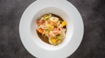 Halušky vůbec nemusí být nudné. Vyzkoušejte skvělý recept se slaninovým pyré, zeleninou a bramborovou slámou