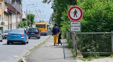 Přes most u Kudlovské přehrady projedete až do konce prázdnin pouze jednosměrně 