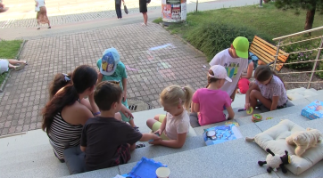 Kyjovská knihovna uspořádala zábavný program pro děti na schodech