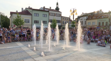 Fontána radosti a dva mlžné sloupky. Rožnovské náměstí má nové vodní prvky
