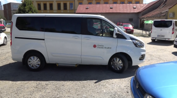 Charita získala dva nové elektromobily