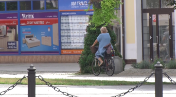 Za jízdu po chodníku mohou strážníci rozdat pokutu až 2000 korun