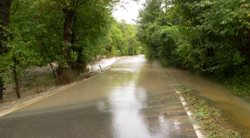 Rozlitá řeka zaplavila komunikace i sklepy