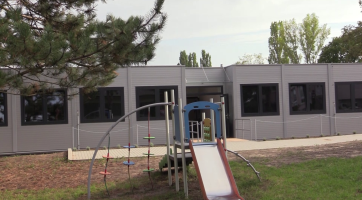Dětem bude dočasně sloužit škola ze stavebních modulů