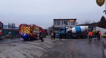 Muže v areálu Svitu přimáčklo nákladní auto ke zdi