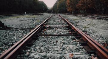 Ve Vsetíně srazil vlak neznámou ženu. Na místě zemřela