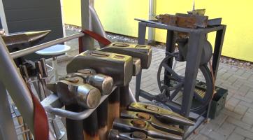 Děti z hodonínského dětského domova dostaly mobilní kovárnu