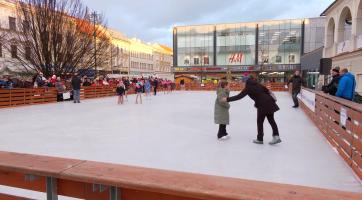 Krasobruslaři vyjeli jako první na led  nově otevřeného mobilního kluziště