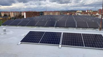 Otrokovická poliklinika bude mít na střeše solární elektrárnu. V pátek počítejte s odstávkou