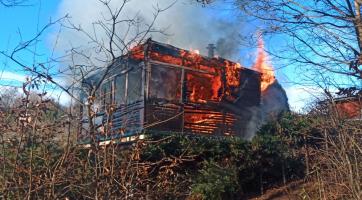 Při požáru chaty v Jaroslavicích se vážně popálili dva lidé. Letěly pro ně dva vrtulníky