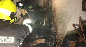 Kvůli požáru rodinného domu v Dolní Bečvě byl vyhlášen druhý stupeň poplachu