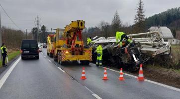 Nákladní automobil skončil v příkopu. Jeho řidič byl namol