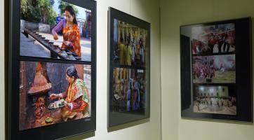 V Muzeu JAK slavnostně zahájili výstavu Pavla Popelky Objímání s folklorem