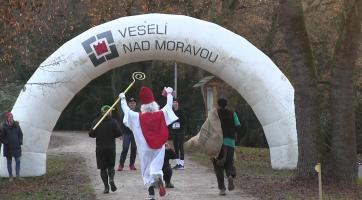 Zámeckým parkem proběhl Mikulášský běh