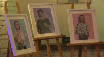 V Kavárně Továrna se křtil charitativní kalendář