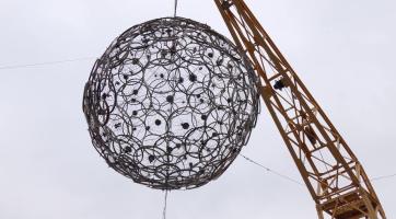 Vánoční dominantou je letos třímetrová baňka z ráfků kol