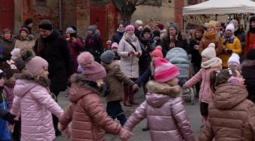 Jarmark a výstavu ve Bzenci doprovodily koledy Maličkého Marijánku