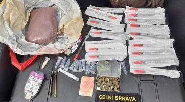 Celníci zastavili řidiče kvůli dálniční známce. V autě převážel suroviny na výrobu pervitinu