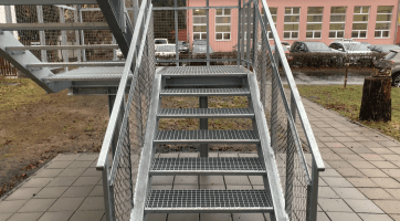 Stavbu únikového schodiště zvládlo Alcedo v termínu