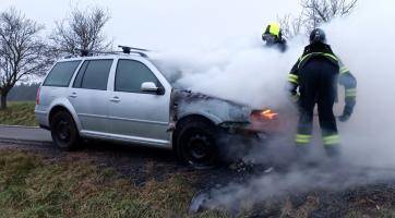Nedaleko Hostišové vzplál osobní automobil