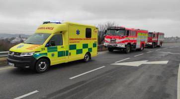 Z mostu u dálnice vycházel kouř. Projíždějící záchranáři zalarmovali hasiče