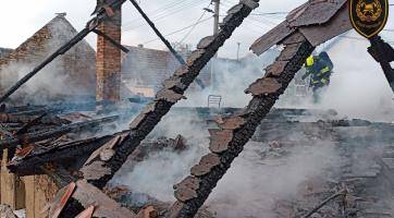 Rozsáhlý požár střechy v Buchlovicích zaměstnal čtyři jednotky hasičů. Nikdo se nezranil