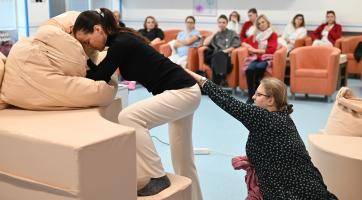 Nový porodní gauč v Uherskohradišťské nemocnici pomůže ženám k přirozenému porodu