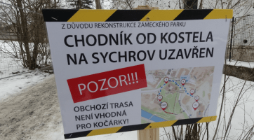 Chodník od kostela na Sychrov je z důvodu rekonstrukce uzavřen