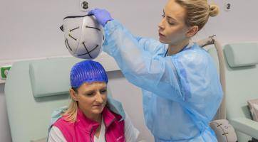 Speciální chladicí čepice pomůže předejít ztrátě vlasů při chemoterapii