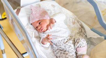 Překotný porod v Lidečku: malá Gabriela přišla na svět v obýváku vedle vánočního stromku