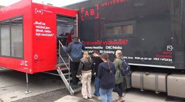 Kamion s digitální dílnou zamířil na uherskohradišťské gymnázium