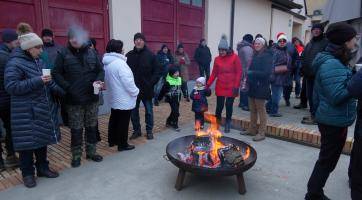 V silvestrovském odpoledni hrála na radničním nádvoří rocková kapela