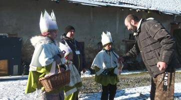 Tři králové koledovali také v ulicích obce Sušice